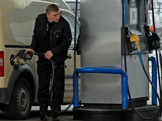 Путин подписал закон о сдерживании цен на бензин