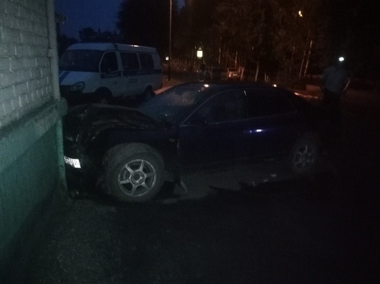 В Кузбассе на Красной горке автомобиль влетел в здание