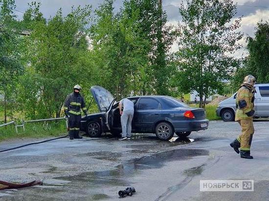 В Ноябрьске сгорел припаркованный автомобиль