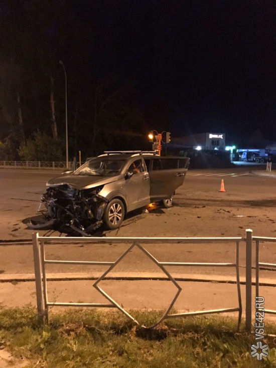 В Кемерове на улице Двужильного произошло серьезное ДТП с участием двух иномарок