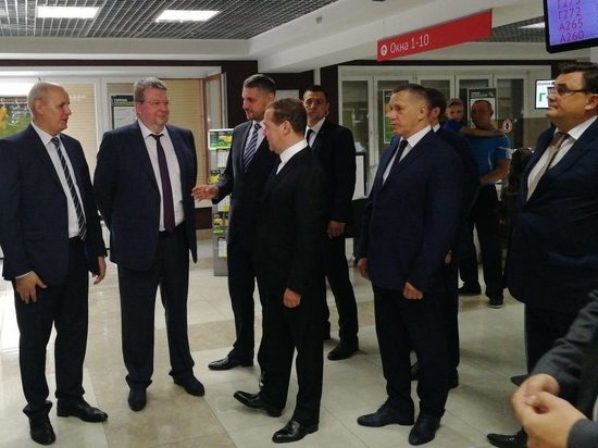 Медведев в МФЦ Читы поговорил с заявителями на «гектар» Забайкалья
