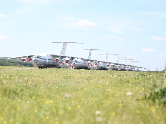 Показываем фото прилетевших в Красноярск на тушение пожаров военных самолетов