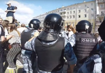 В Москве 43-летняя мать позвонила и пожаловалась в полицию на своего 20-летнего сына из-за того, что он собирался на несанкционированный митинг, сообщает Telegram-канал Baza