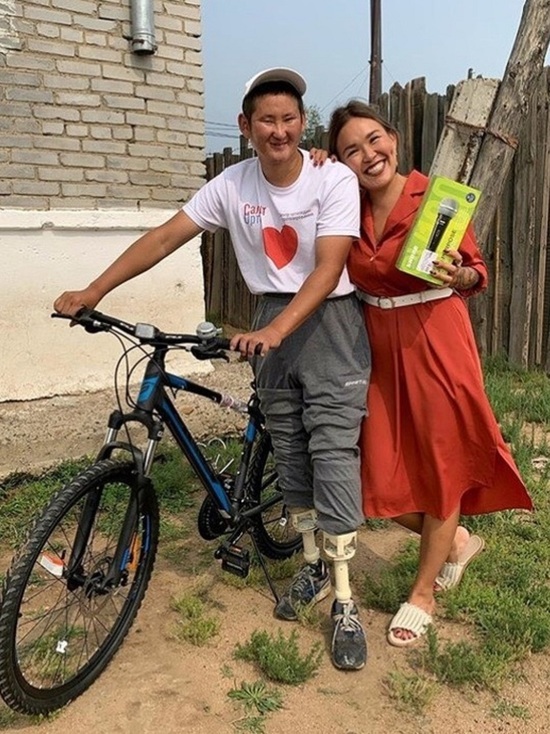 В Улан-Удэ предпринимательница купила велосипед парню с протезами вместо ног