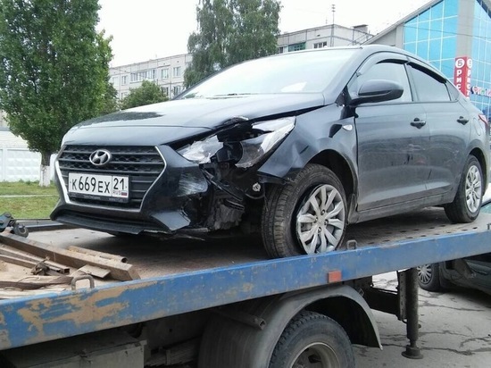 В Чебоксарах пьяный водитель Hyundai врезался в столб, уходя от полицейской погони