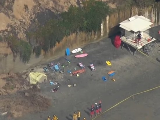 В Калифорнии упавшая скала убила трех человек на пляже