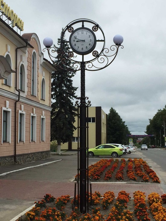 В Жиздре Калужской области уникальные часы украсили улицу