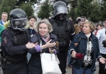 После жесткого разгона несанкционированной акции у мэрии Москвы 27 июля на следующих выходных и протестующие, и силы правопорядка ожидали эскалации