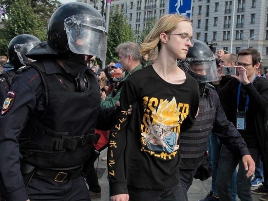Омбудсмен уточняет число задержанных в Москве подростков