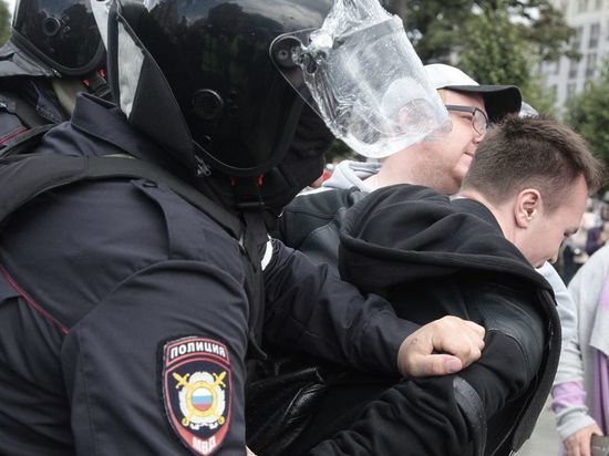 О чем говорили митингующие и полицейские во время несанкционированного шествия по Москве