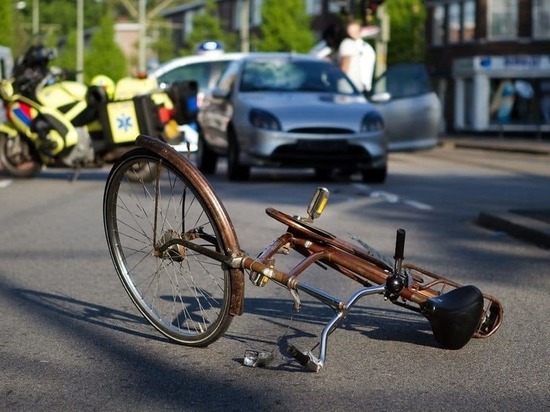 Велосипедистка выезжала на дорогу и попала под машину в Тверской области