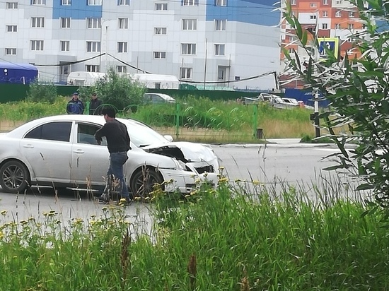 В Надыме разбилось авто с ребенком внутри