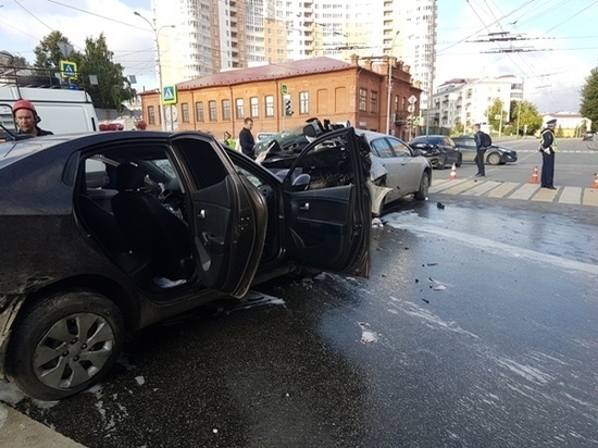 Два человека погибли в массовом ДТП в центре Екатеринбурга