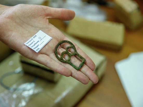 Стрелы, ножи и бусы: археологи нашли на севере края древние вещи из могильника V века