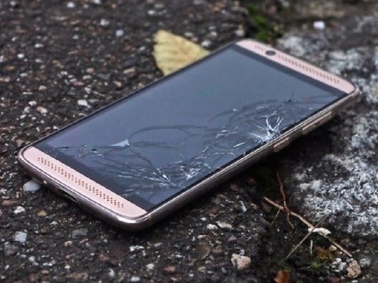 Из-за семейных проблем алтайский турист сломал дорогой смартфон незнакомки