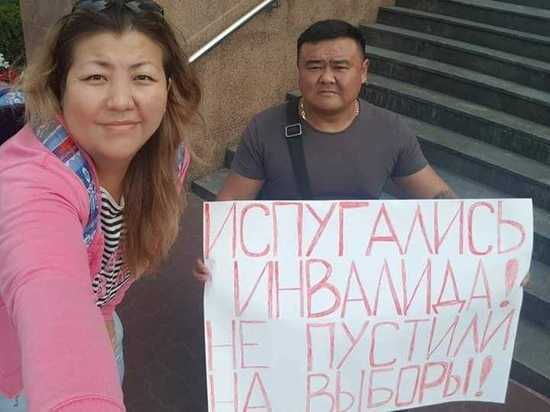 В Улан-Удэ инвалид-колясочник, не допущенный на выборы в Горсовет, устроил одиночный пикет