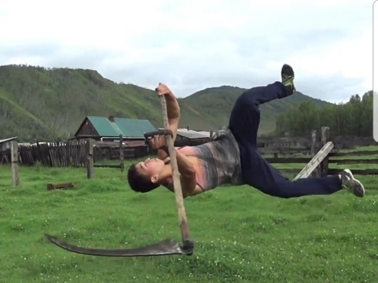 Артист цирка Бурятии сделал опасный кувырок в воздухе с косой в руках