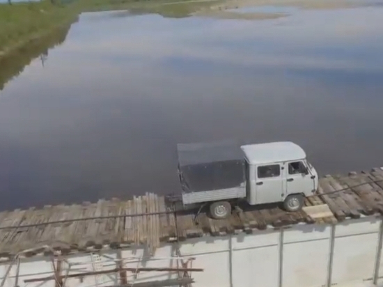 Житель Бурятии снял на видео самый опасный мост в России