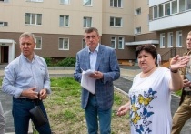 Глава Сахалинской области Валерий Лимаренко отчитал работников подрядной организации за безалаберное отношение к благоустройству дворов
