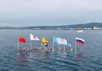 Первый международный эстафетный заплыв через пролив Лаперуза прошел на Сахалине под девизом «Навстречу солнцу и дружбе: от березки до сакуры»