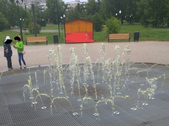 В Кочуровском парке позеленела вода в фонтане