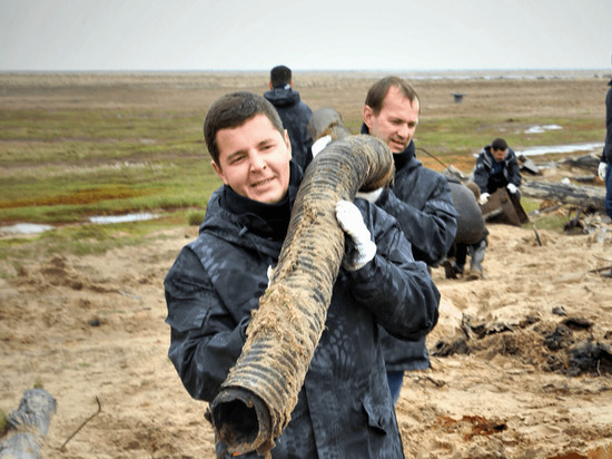 Дмитрий Артюхов присоединился к уборке мусора на острове Вилькицкого