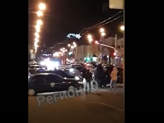 Танцы на дороге: в центре Калуги хулиганы перекрыли движение