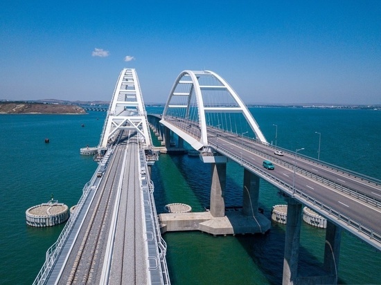 В Госдуме призвали Макрона прокатиться по Крымскому мосту