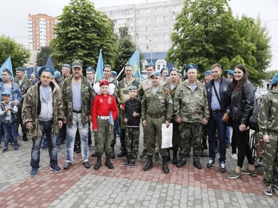 В Серпухове расплескалась синева — отметили День ВДВ