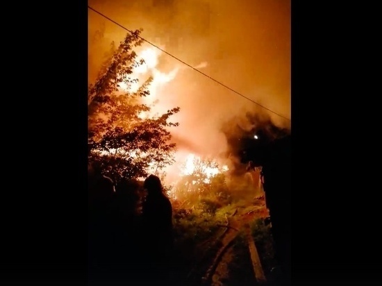 Туляки делятся в соцсетях видео масштабного пожара в Плеханово