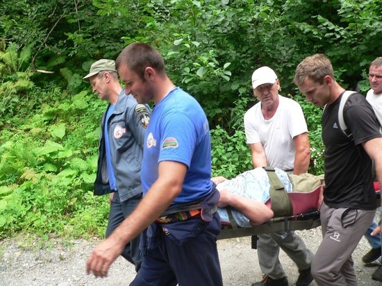 С гор под Псебаем спасатели спустили сломавшего ногу москвича