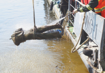 8 августа спасатели и водолазы подняли со дна Южного речного порта бетонную скульптуру пионера, стоявшую на берегу с 1950-х по 1980-е годы