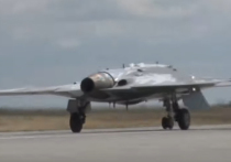 Много шуму в иностранных СМИ наделали видеокадры полета первого российского тяжелого ударного беспилотника С-70 «Охотник»