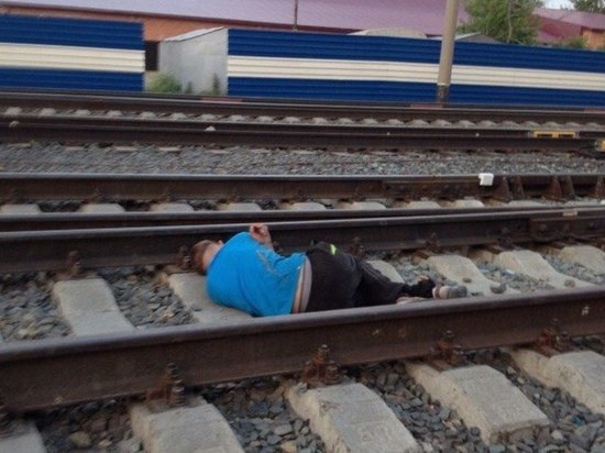 Жительница Абакана уснула пьяная рядом с железной дорогой