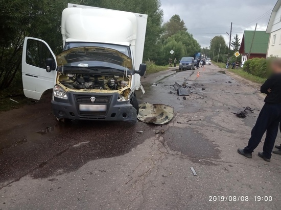 Неверная скорость привела к столкновению трех автомобилей в Тверской области