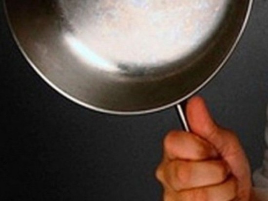 Ивановец ударил отца сковородкой