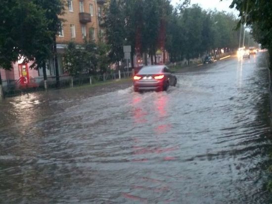 Потоп ликвидируют на улицах Великих Лук