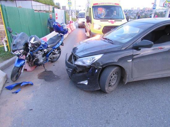 Бесправный мотоциклист пострадал при столкновении с Hyundai Solaris в Чебоксарах