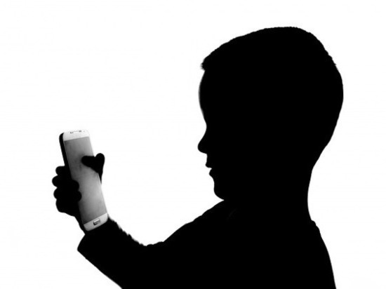 Кировским школьникам запретят использовать мобильники на уроках
