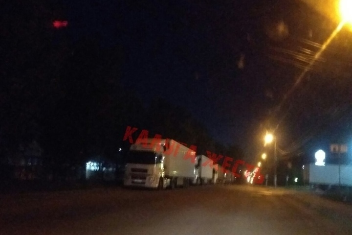 22 фуры задержали южные ворота. калужское шоссе фура. на калужском шоссе перевернулась фура. калужское шоссе фура. авария на калужском шоссе самосвал.