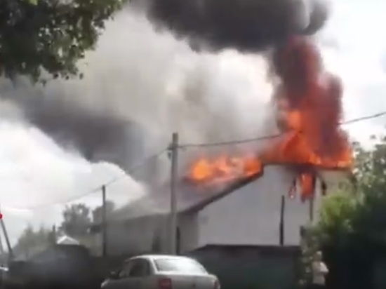 Серьезный пожар в Кемерове попал на видео