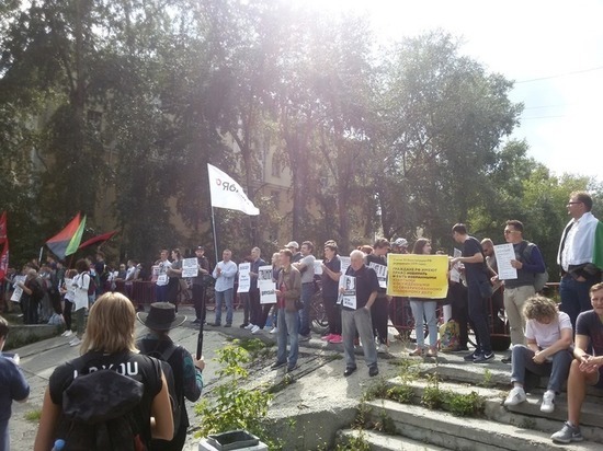 В Екатеринбурге начался пикет солидарности с оппозиционными кандидатами в Мосгордуму