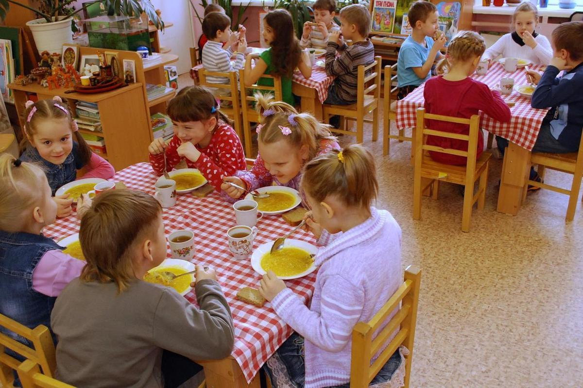 Что едят в садике. Детский сад. Дети в садике. Обед в детском саду. Завтрак в детском саду.