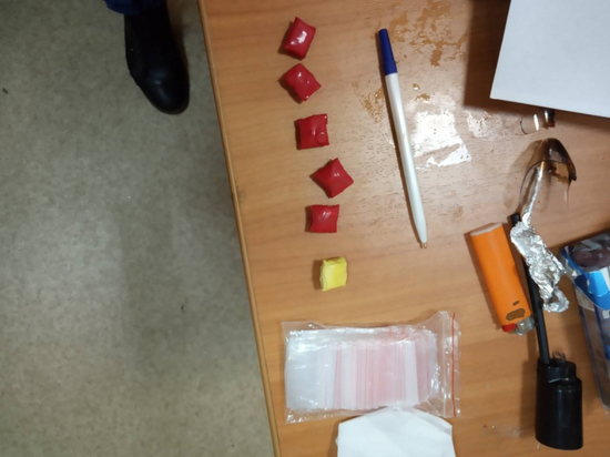 Подозрительная пара в Твери паковала наркотики в разноцветную изоленту