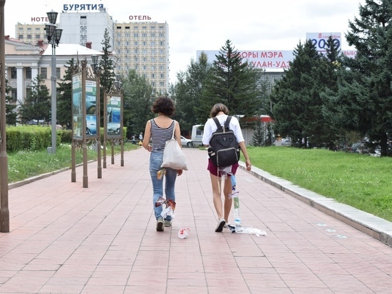 Что после ведра: в Улан-Удэ девушки приделали себе мусорные хвосты
