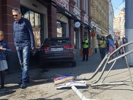 Очевидцы: напротив ТЦ "Гостиный двор" иномарка врезалась в кафе