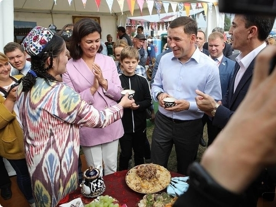 Губернатор пил чай из постсоветских стран на ярмарке в Ирбите