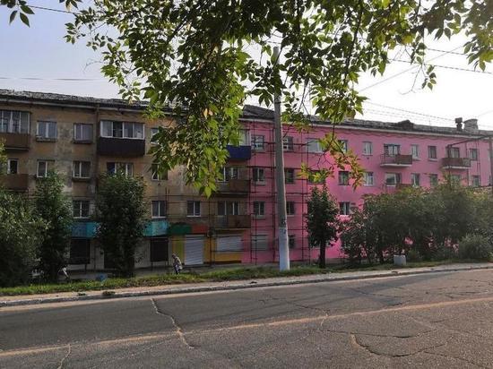 Ярко-розовую многоэтажку в центре Читы поручили перекрасить