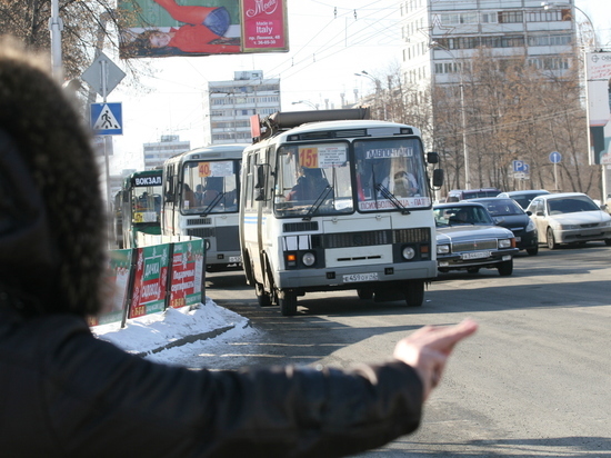 Водителя кемеровской маршрутки оштрафовали за проезд на красный