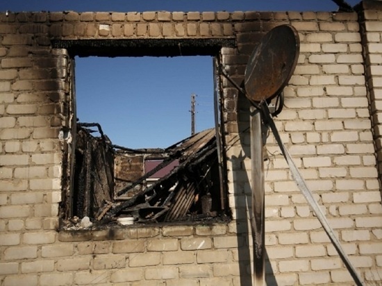 В Волгограде загорелся деревянный дом, есть пострадавший